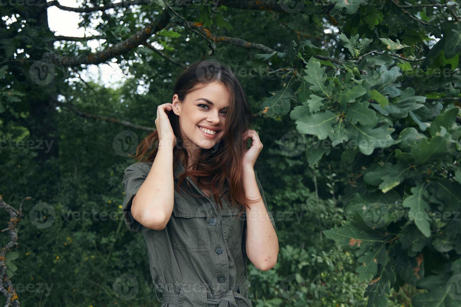 Frau im das Wald Bäume frisch Luft Lächeln Grün Blätter foto