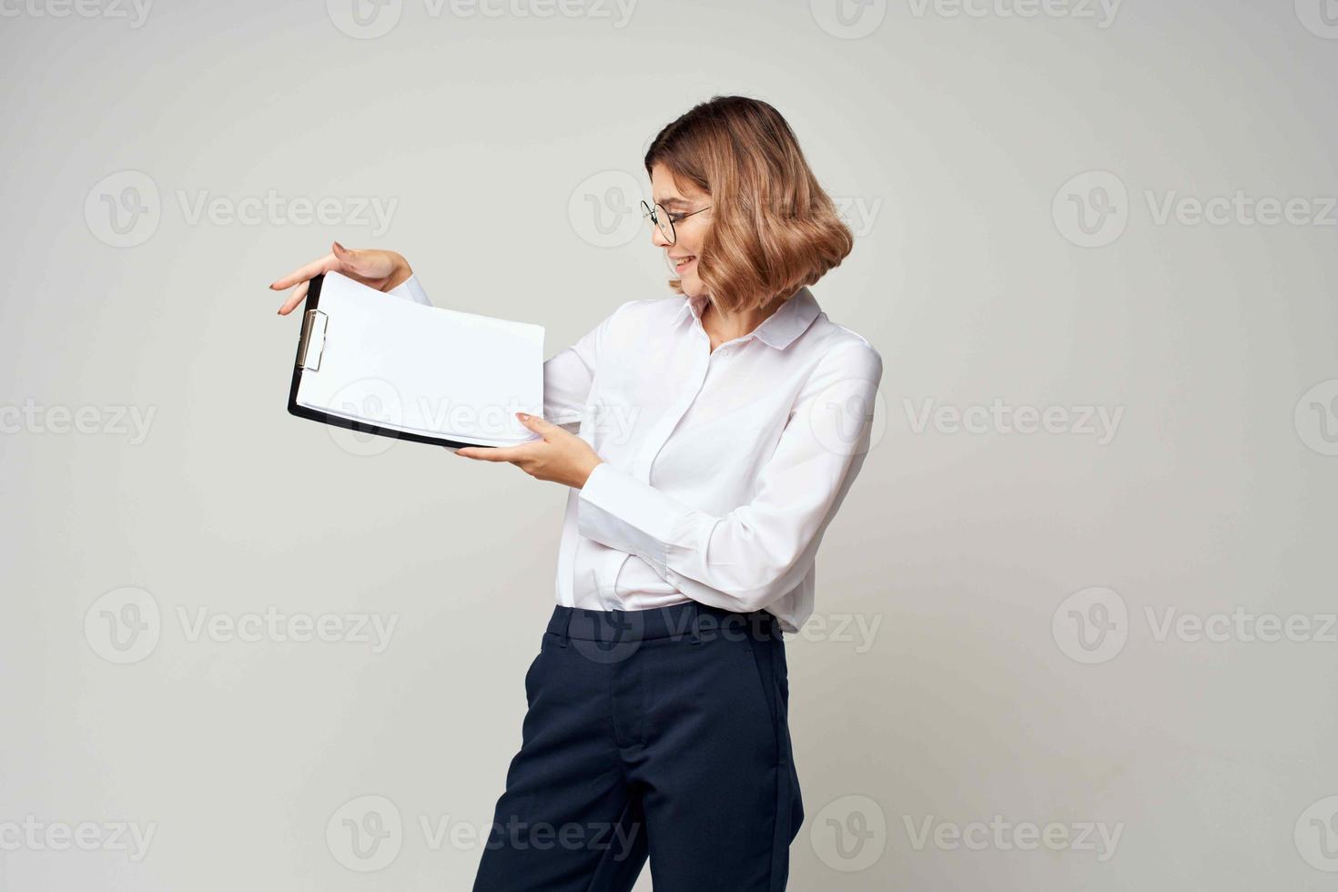 heiter Geschäft Frau im Weiß Hemd Unterlagen Kopieren Raum Büro foto