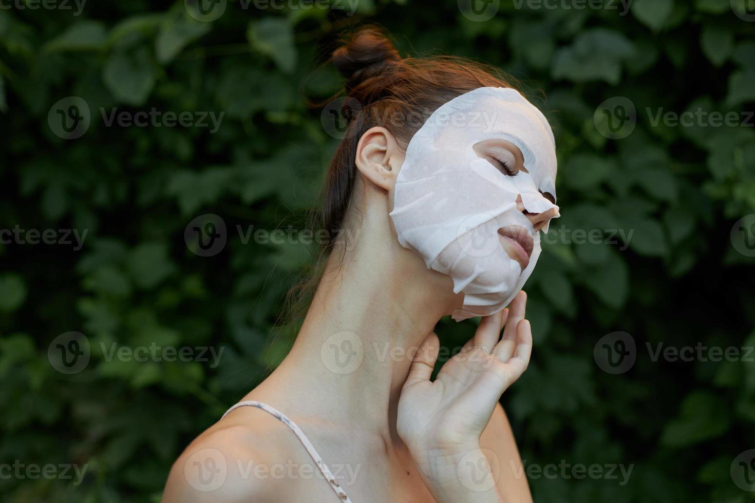 Porträt von ein Mädchen kosmetisch Maske Neigung Ihre Kopf zu das Seite Kosmetologie foto