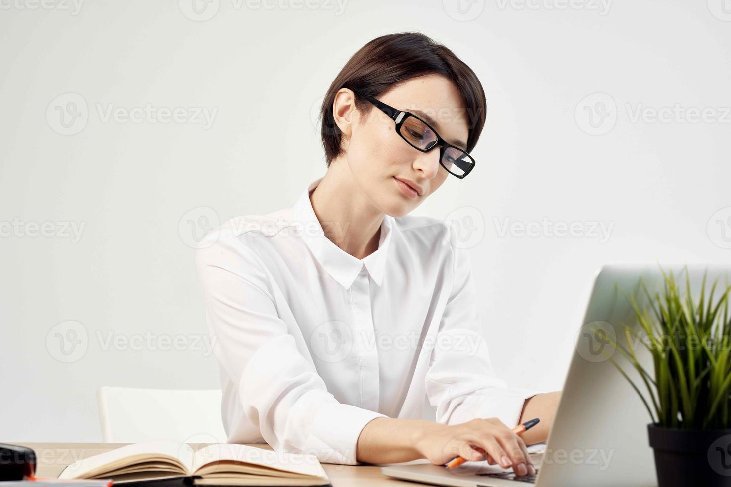 Geschäftsfrau beim das Schreibtisch Sekretär Exekutive Studio Lebensstil foto