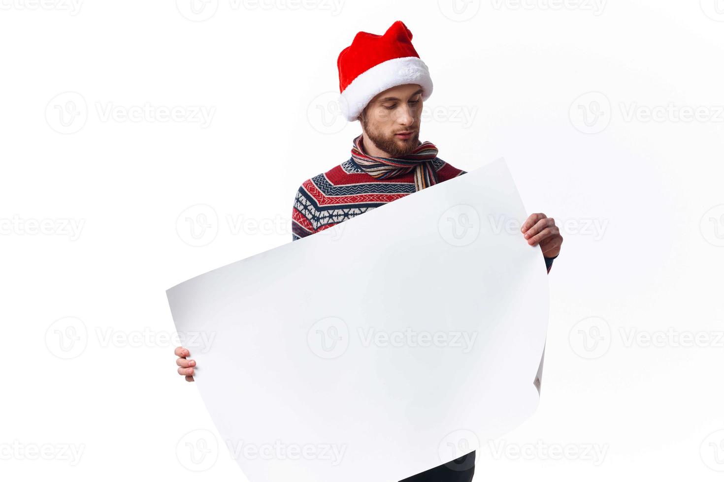 gut aussehend Mann Weiß Papier Plakatwand Werbung isoliert Hintergrund foto