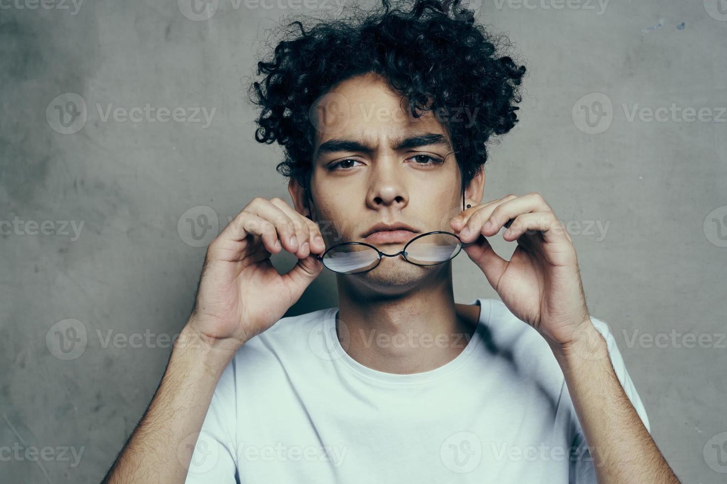 Kerl mit lockig Haar Emotionen Brille Mode Studio Nahansicht foto