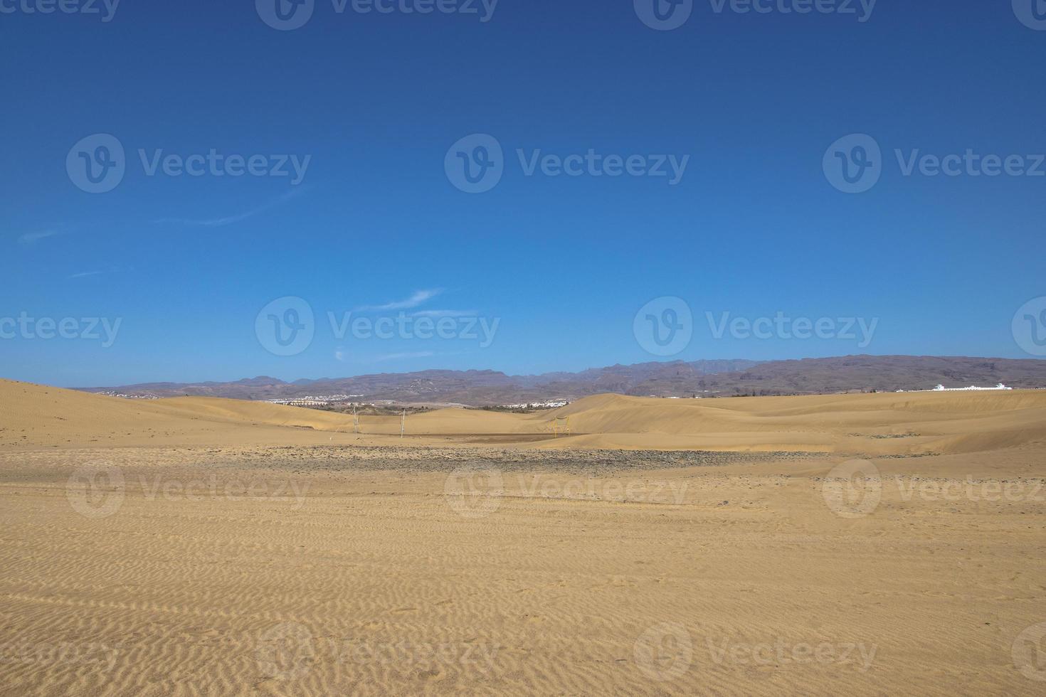 Sommer- Wüste Landschaft auf ein warm sonnig Tag von Maspalome Dünen auf das Spanisch Insel von gran Canaria foto