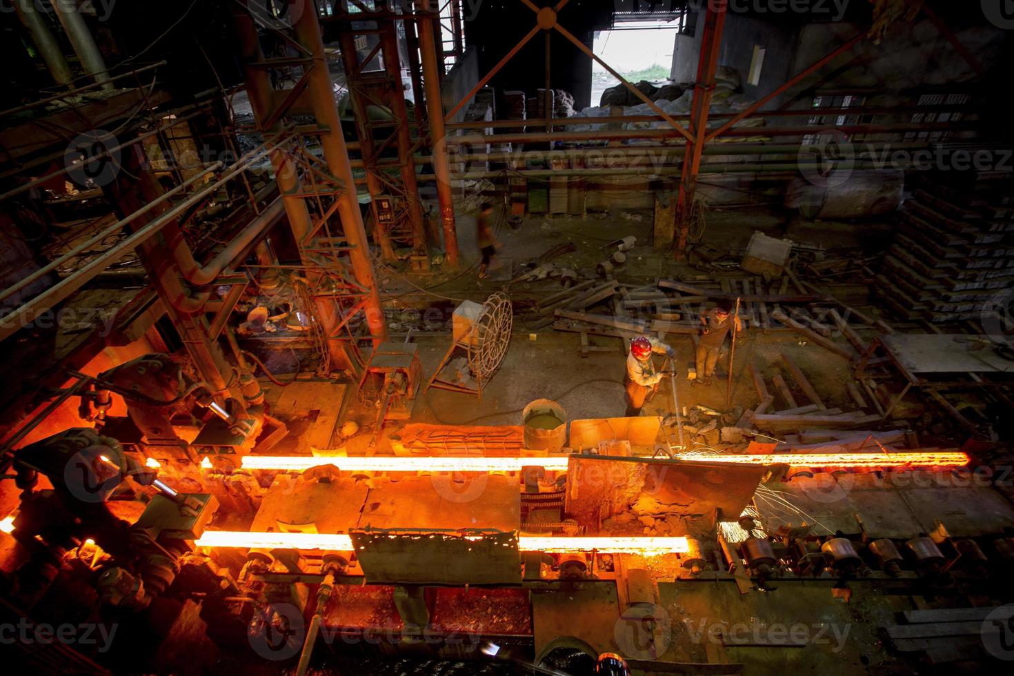 Arbeitskräfte sind Arbeiten Innerhalb ein Stahl Mühle, Demra, dhaka, Bangladesch. foto