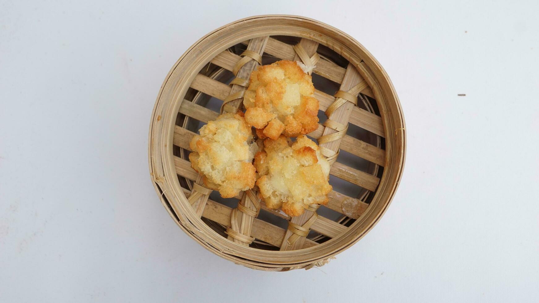 Garnele Ball Dimsum oder Knödel im Bambus Korb auf Weiß Hintergrund. oben Aussicht Fotos