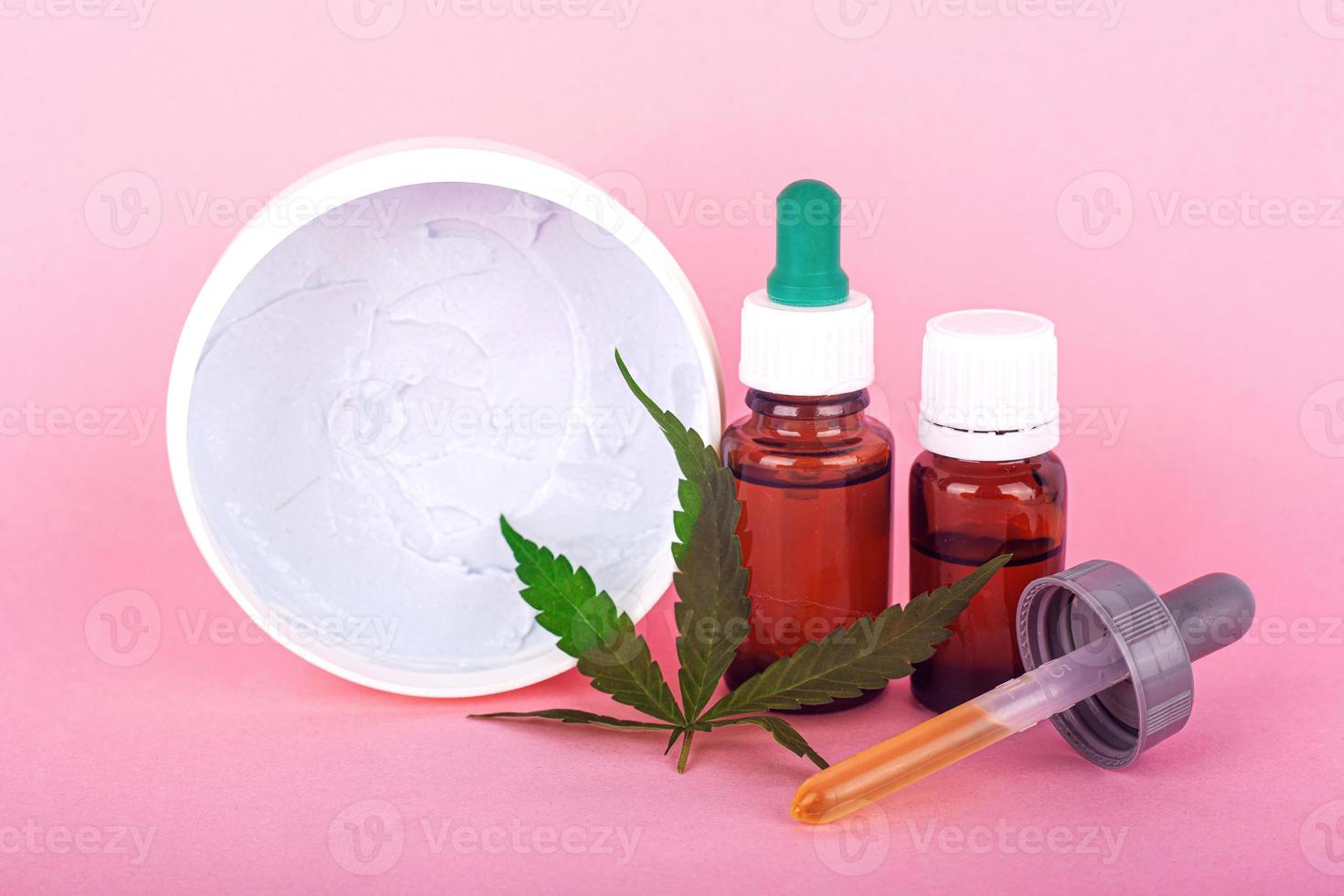 Kosmetische Öle auf Cannabisbasis, Flaschen mit Marihuana-Extrakt foto
