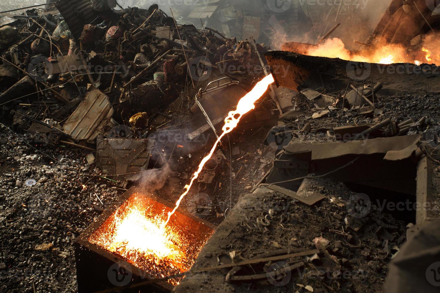 sprengen Ofen - - Gießen geschmolzen Stahl im Gießerei beim Demra, dhaka, Bangladesch. foto