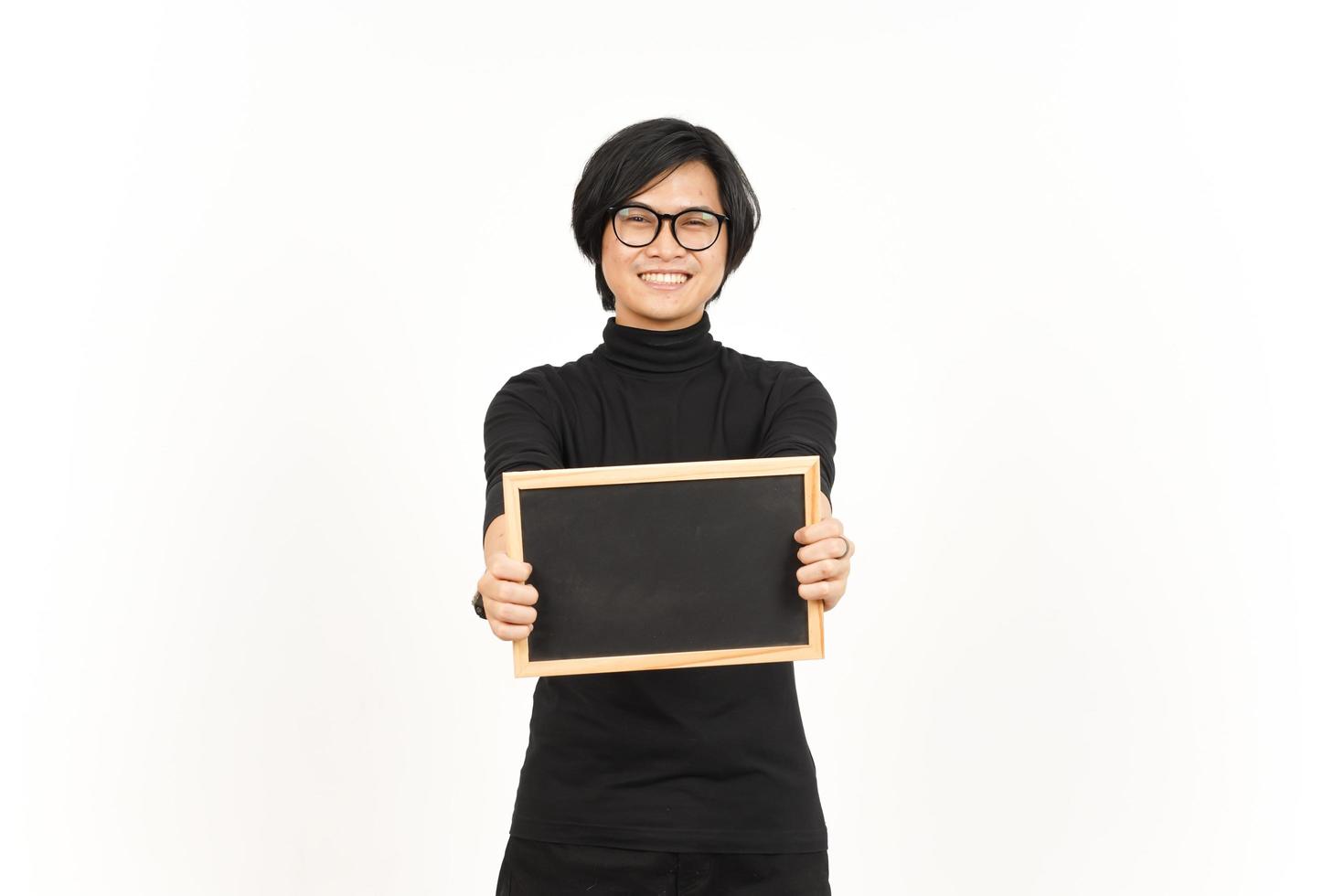 zeigen, präsentieren und halten leer Tafel von gut aussehend asiatisch Mann isoliert auf Weiß Hintergrund foto
