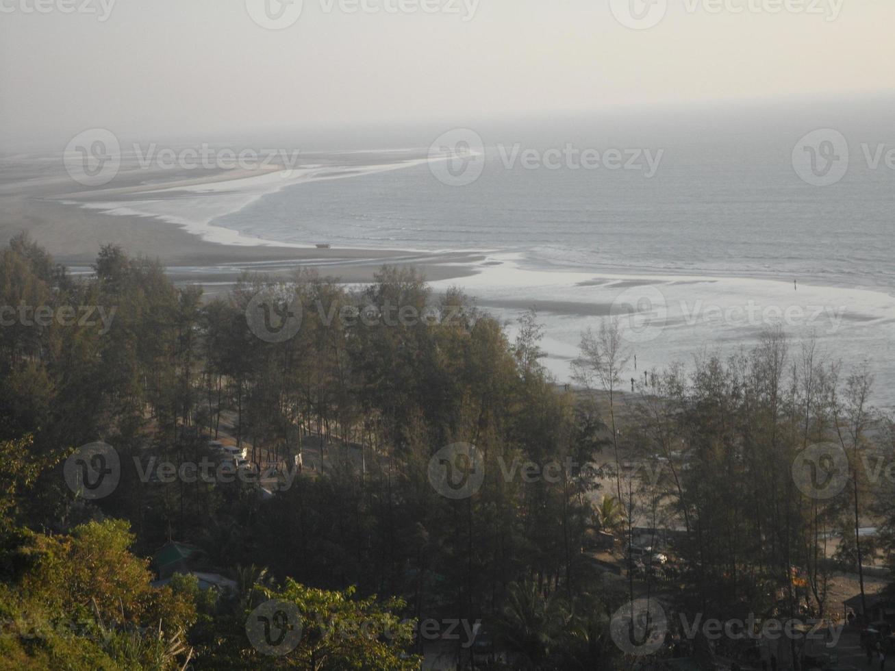 schön Landschaft von das Bucht von Bengalen von Bangladesch, Aussicht von das oben von ein Hügel foto