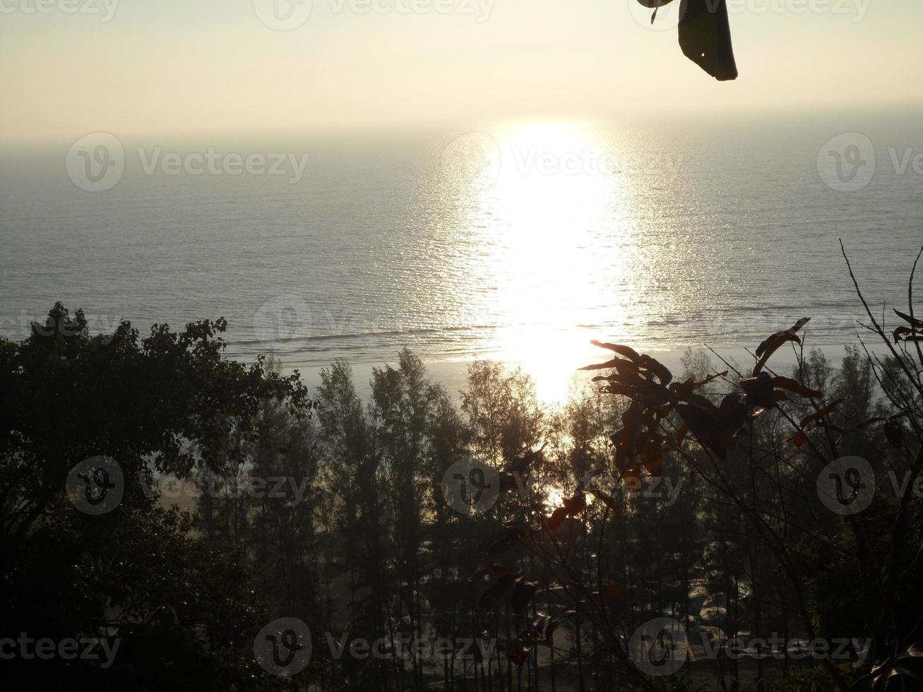 schön Landschaft von Sonnenuntergang Moment im ein Meer Strand von Steuermann Basar Bangladesch, Aussicht von das oben von ein Hügel foto