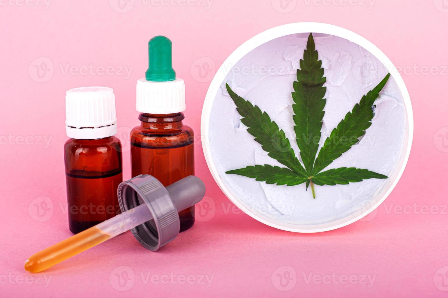 natürliche organische Marihuana-Kosmetik der Heilcreme auf rosa Hintergrund foto