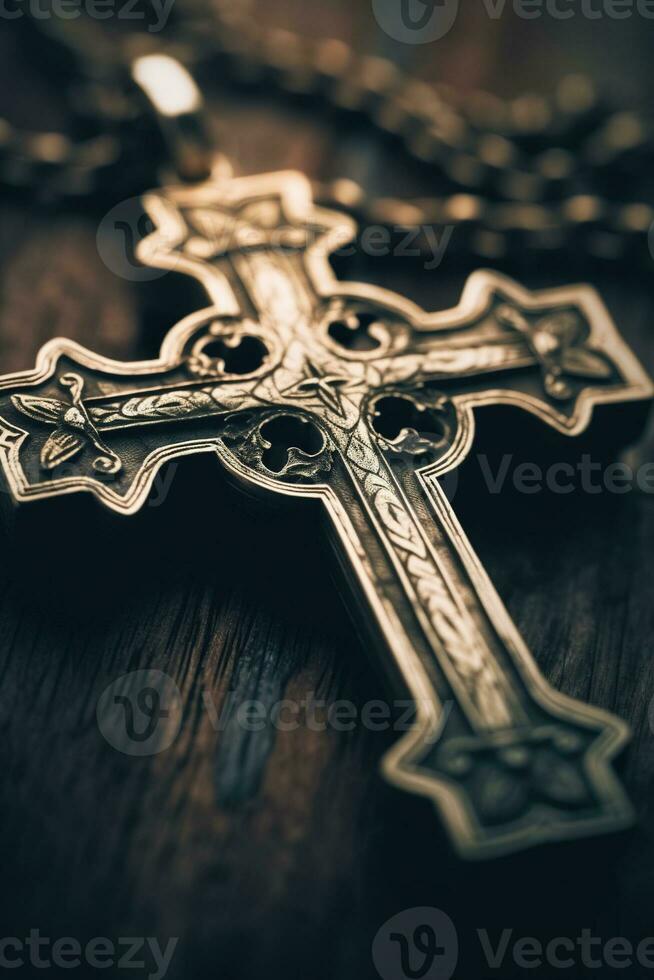 Nahansicht von ein Silber Kreuz auf ein hölzern Tisch, flach Tiefe von Feld foto