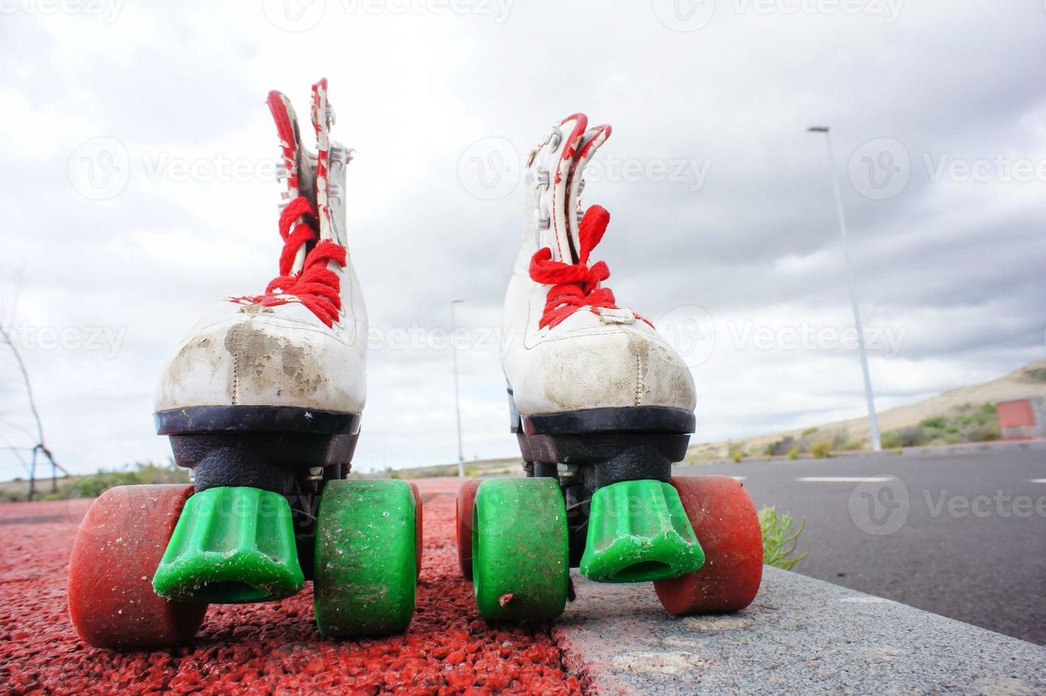 ein Paar von Rollschuhe foto