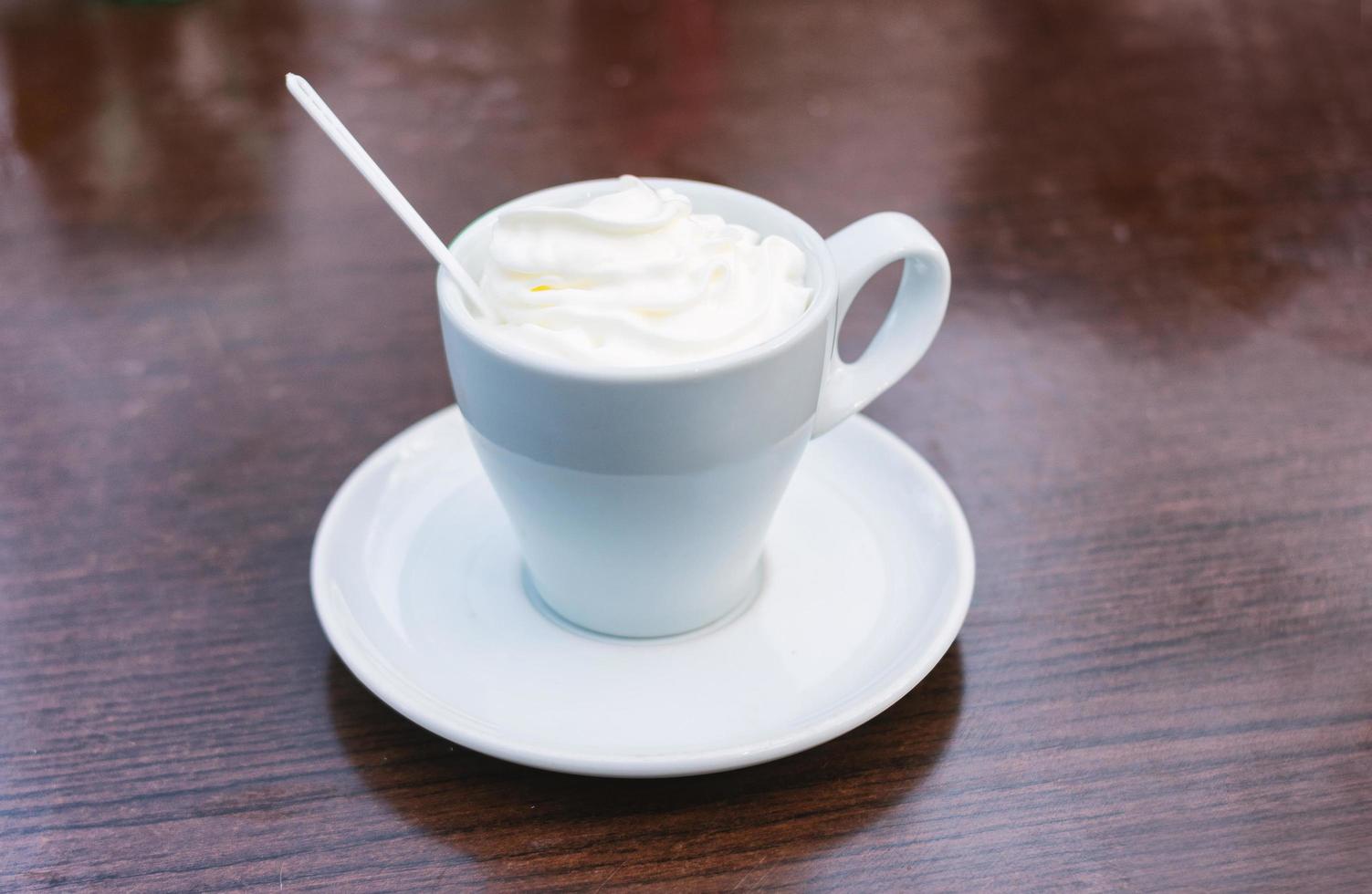 köstlicher Kaffee lokalisiert auf braunem Hintergrund foto