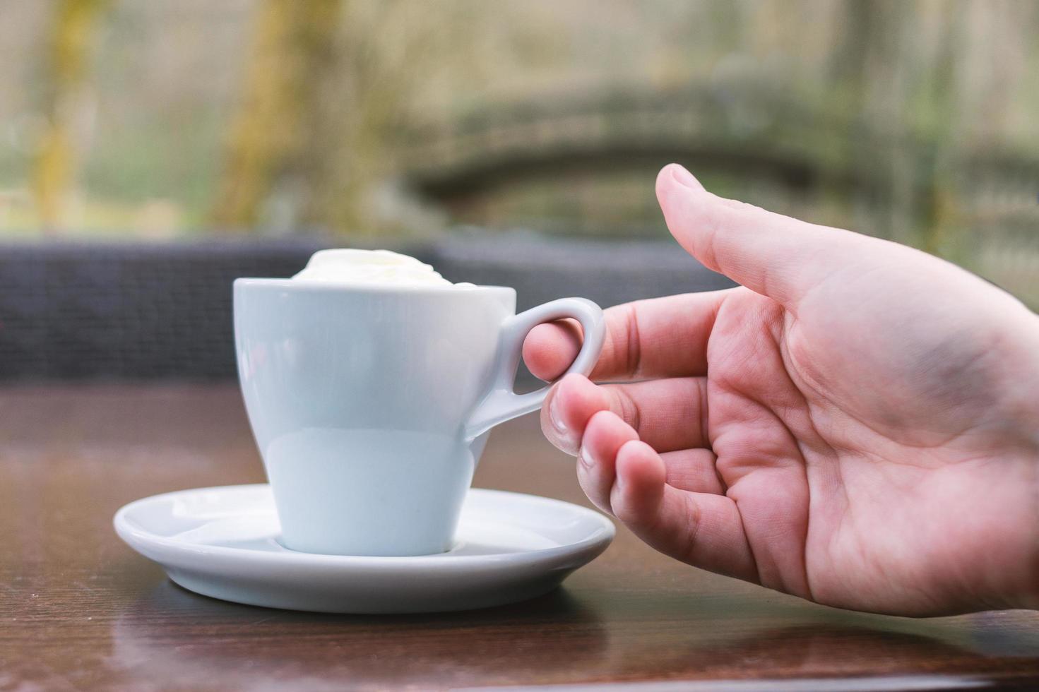 weibliche Hand, die Kaffee hält foto