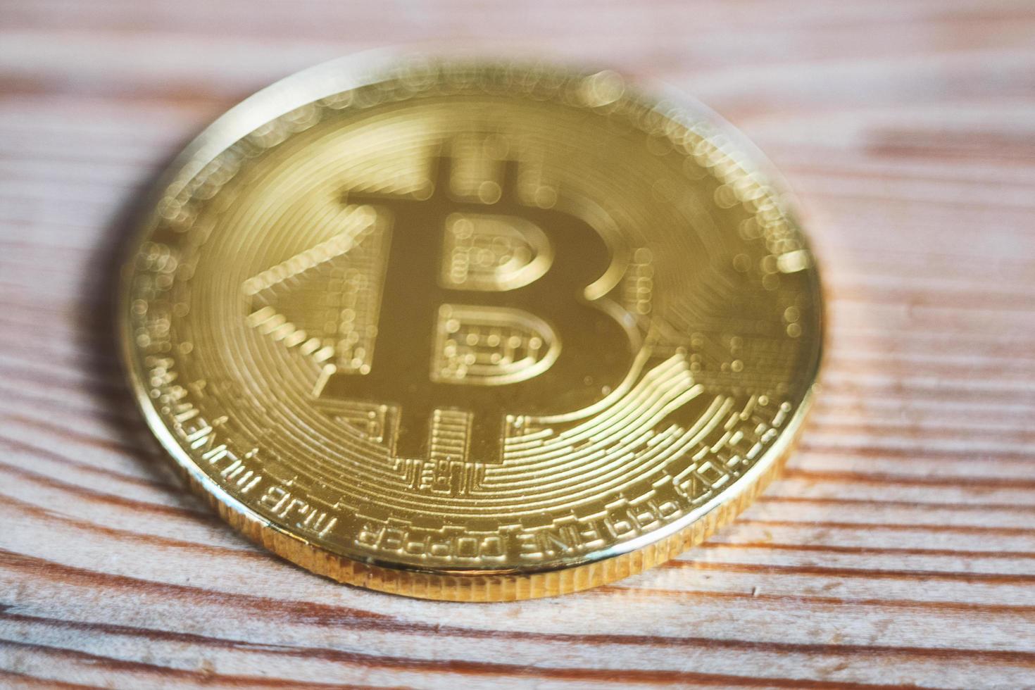Nahaufnahme einer Bitcoin-Kryptowährungsmünze auf einem hölzernen Hintergrund foto