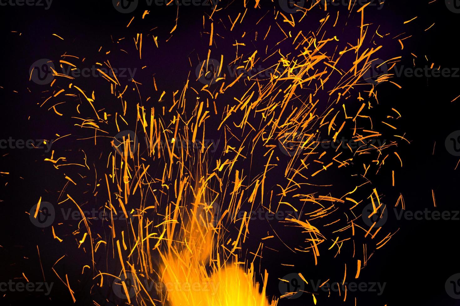 Feuer Flamme isolieren auf schwarz Hintergrund. brennen Flammen, abstrakt Textur. Kunst Design zum Feuer Muster, Flamme Textur. foto