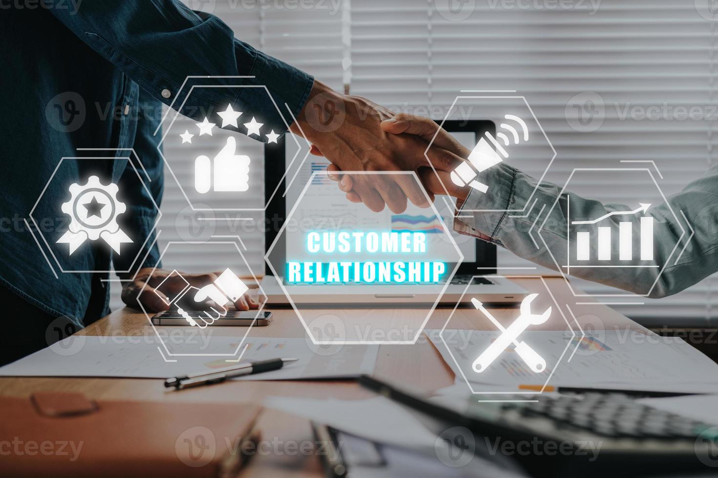 Kunde Beziehung Konzept, zwei Geschäftsleute zittern Hände beim Gruppe Treffen mit Kunde Beziehung Symbol auf virtuell Bildschirm. foto