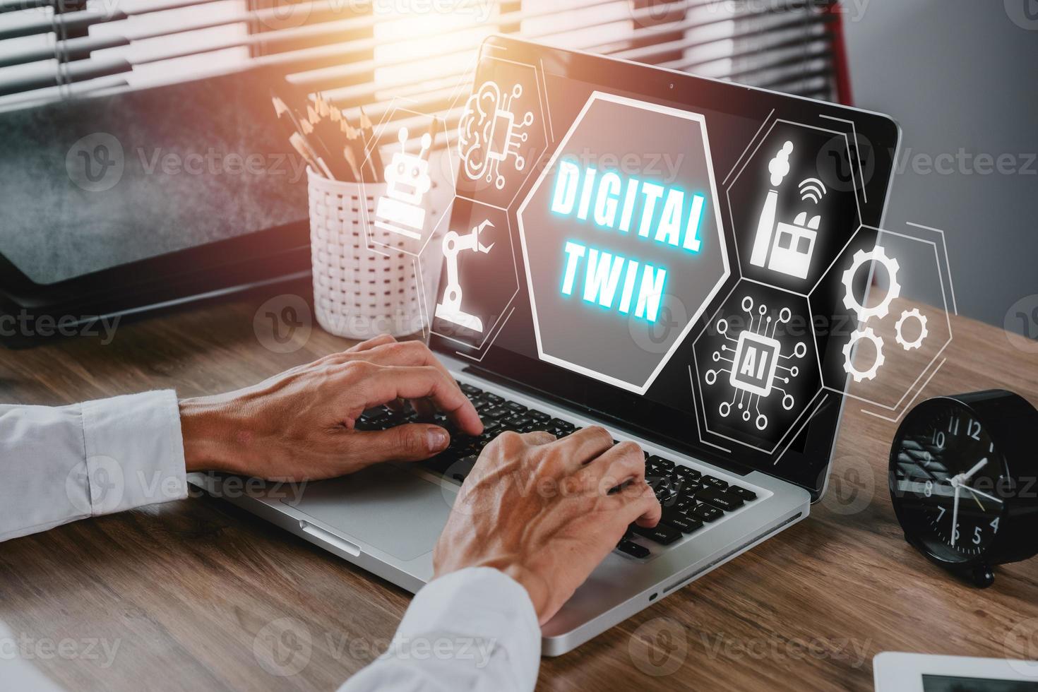 Digital Zwilling Geschäft und industriell Prozess Modellieren, Geschäftsmann Arbeiten auf Laptop mit Digital Zwilling Symbol auf virtuell Bildschirm, Innovation und Optimierung. foto