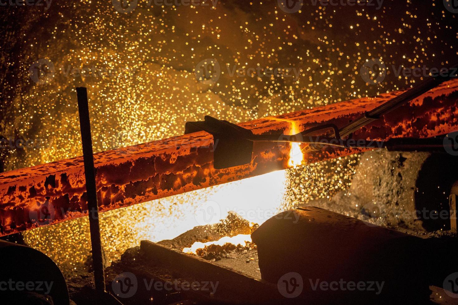 Gas Schneiden von das heiß Metall im Stahl Pflanze beim Demra, dhaka, Bangladesch foto