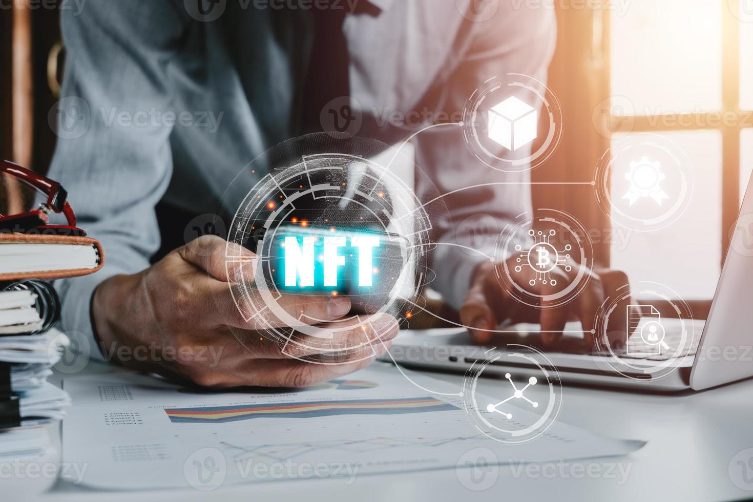 nft-Token digitales Kryptokunst-Blockchain-Technologiekonzept, Personenhand mit Smartphone mit nft-Symbol auf virtuellem Bildschirm. foto