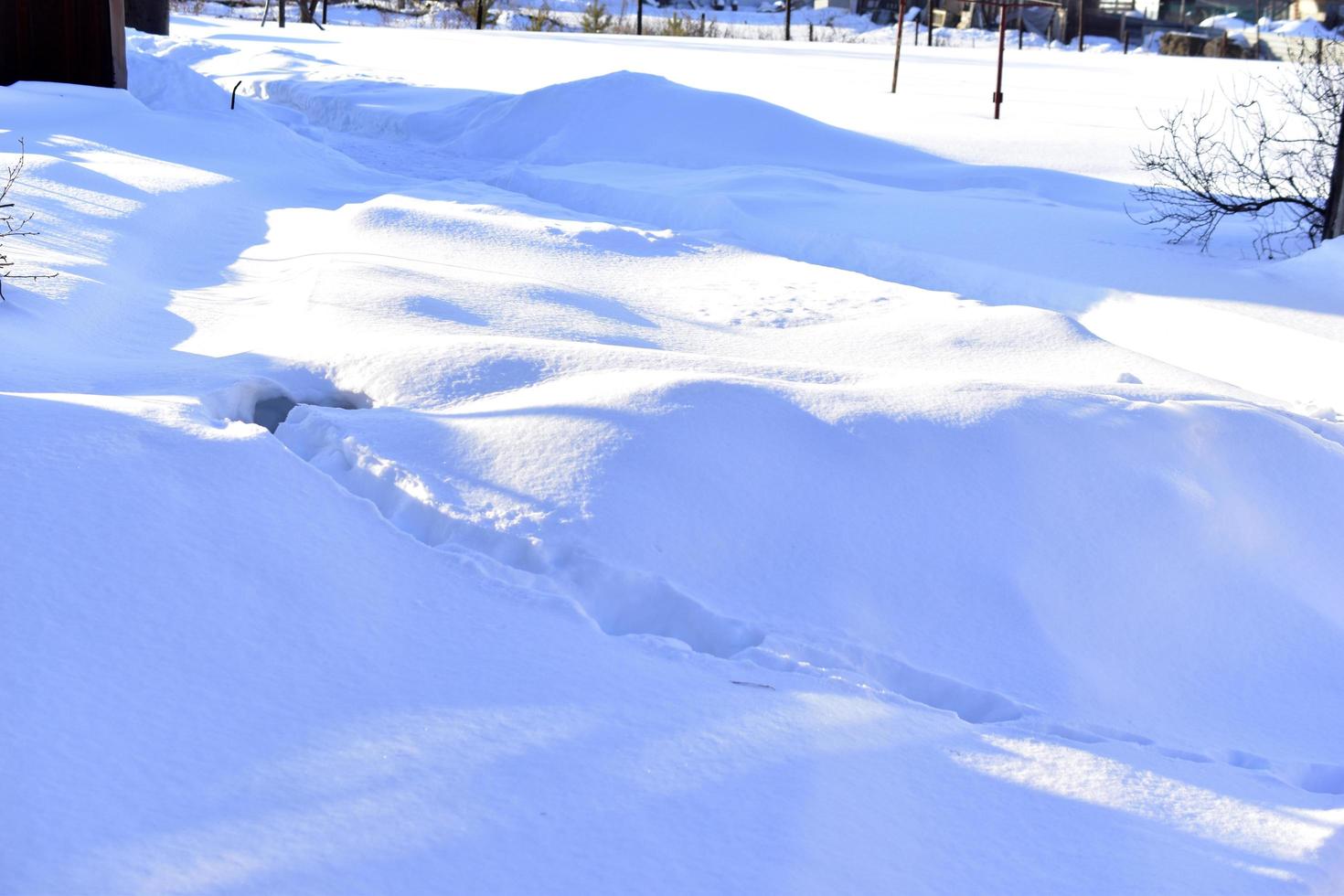 schneebedeckte Oberfläche im Winter mit Schatten am Abend foto