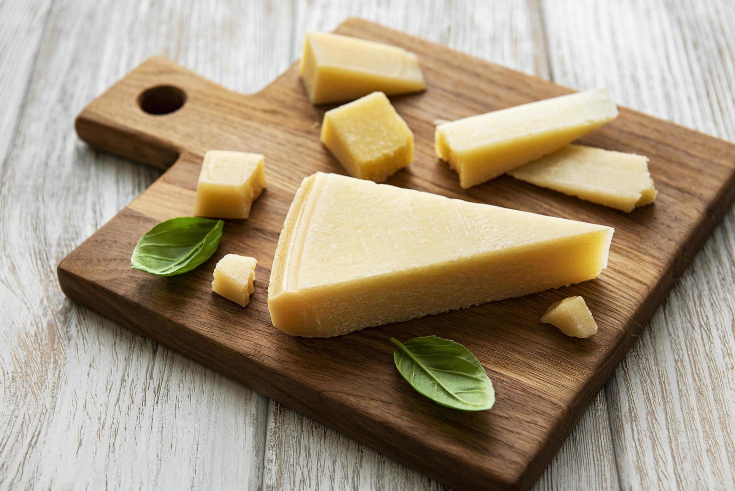 Stück Parmesan auf einem Holzbrett foto