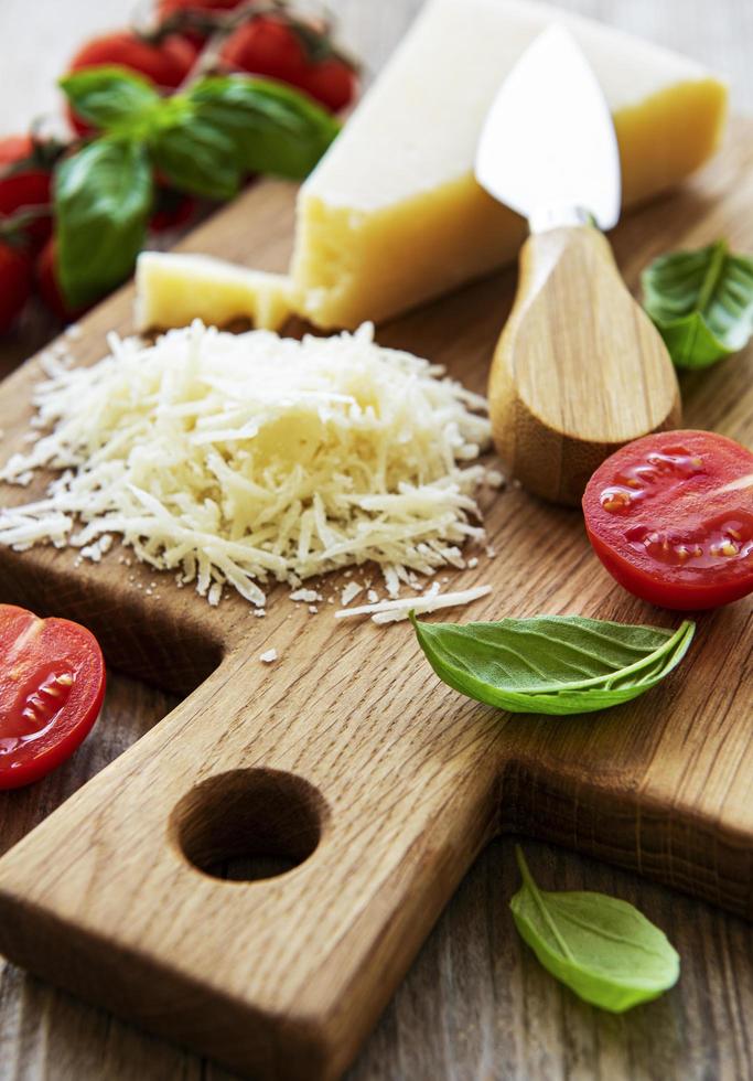 geriebener Parmesan mit Basilikum und Tomaten foto