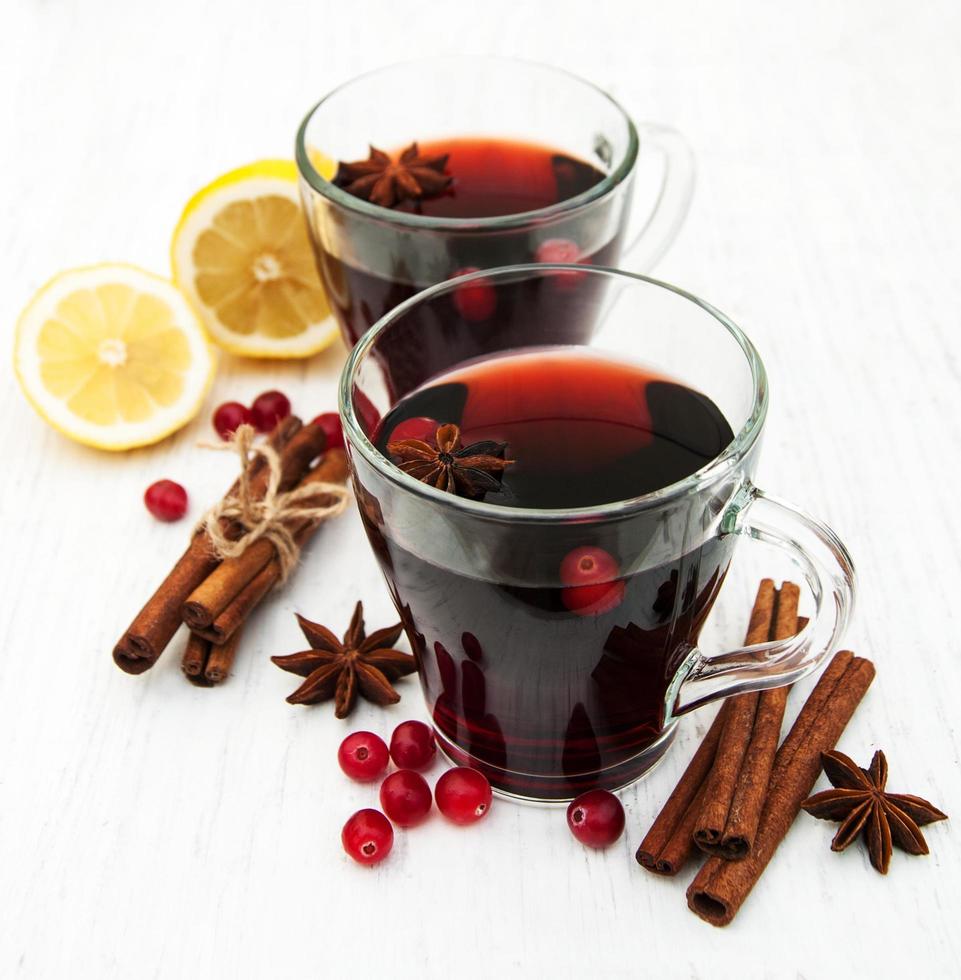 Glühwein auf einem Tisch foto