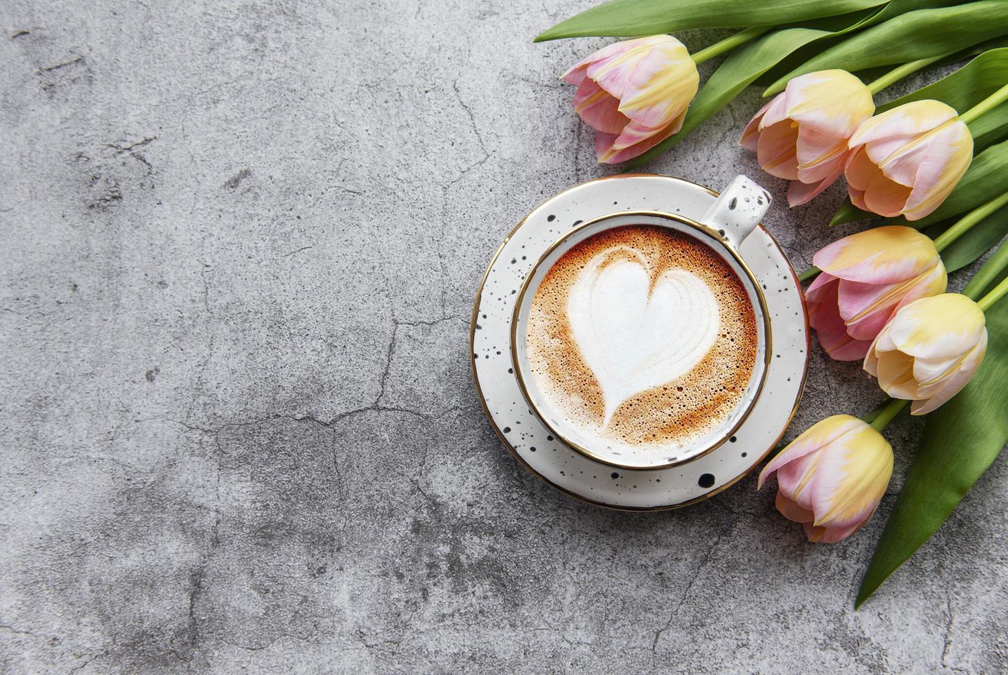 Frühlingstulpen und eine Tasse Kaffee foto