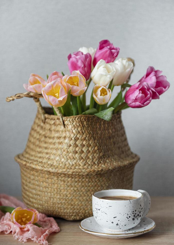 Korb mit bunten Tulpen des Frühlings foto