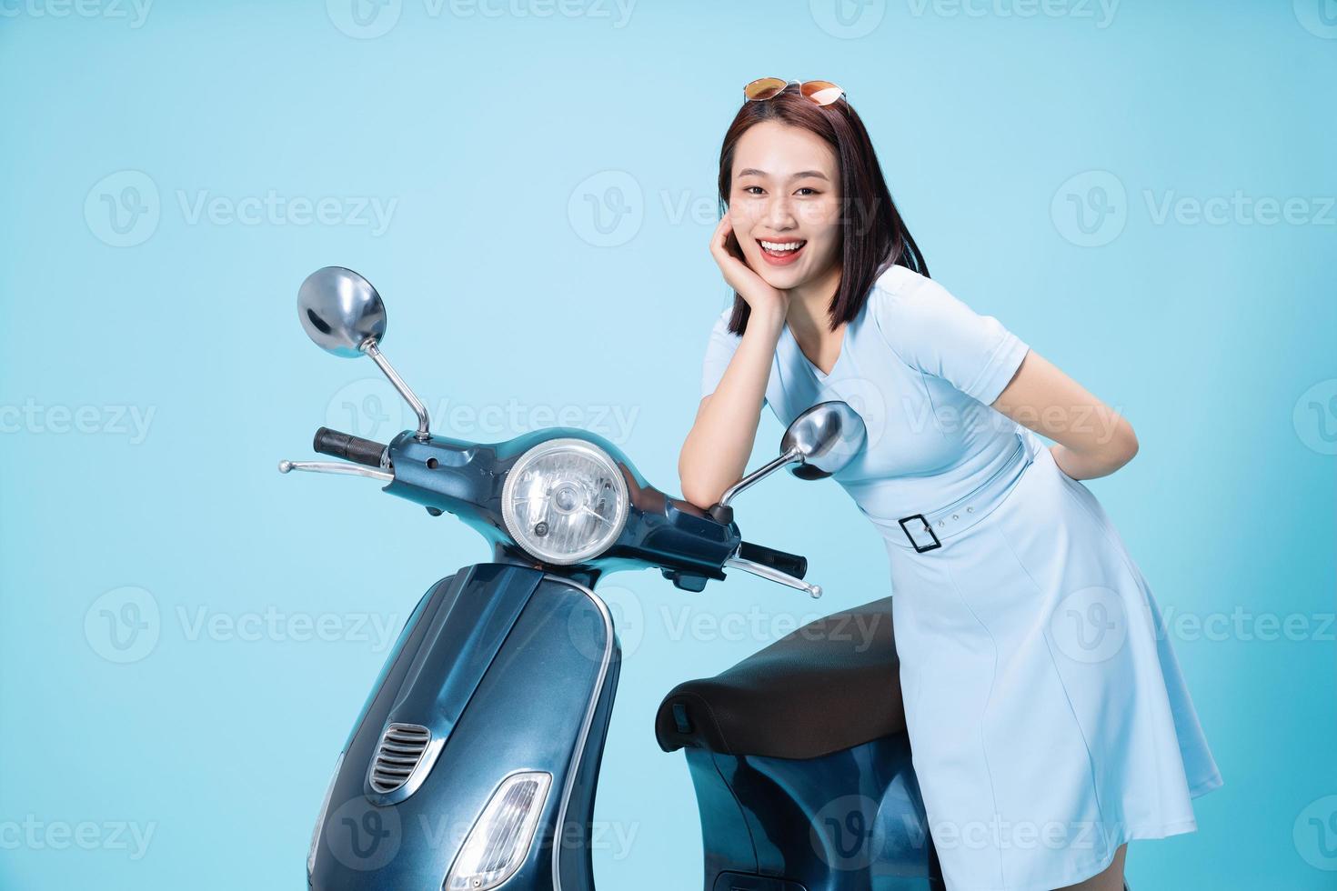jung asiatisch Frau auf Motorrad foto