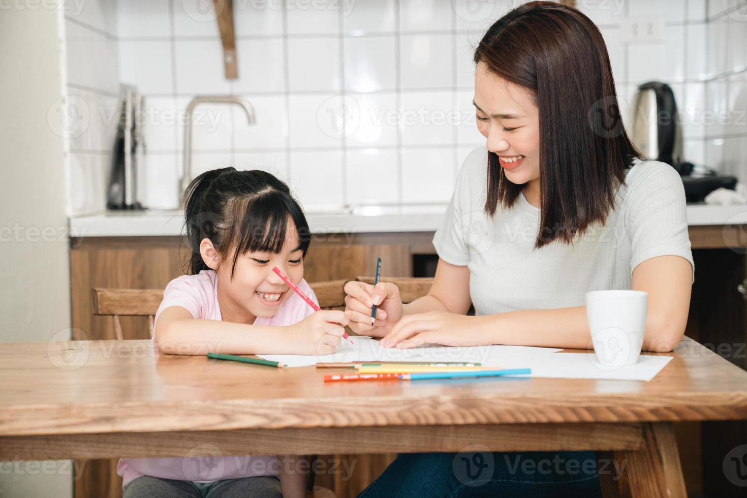 Bild von jung asiatisch Mutter und Tochter beim Zuhause foto