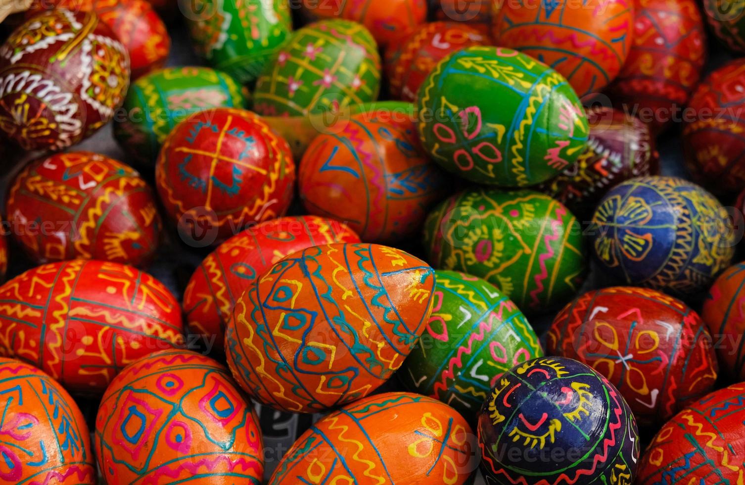 schön bunt Dekor zum Ostern. traditionell Ostern gemalt bunt Eier. selektiv Fokus. foto