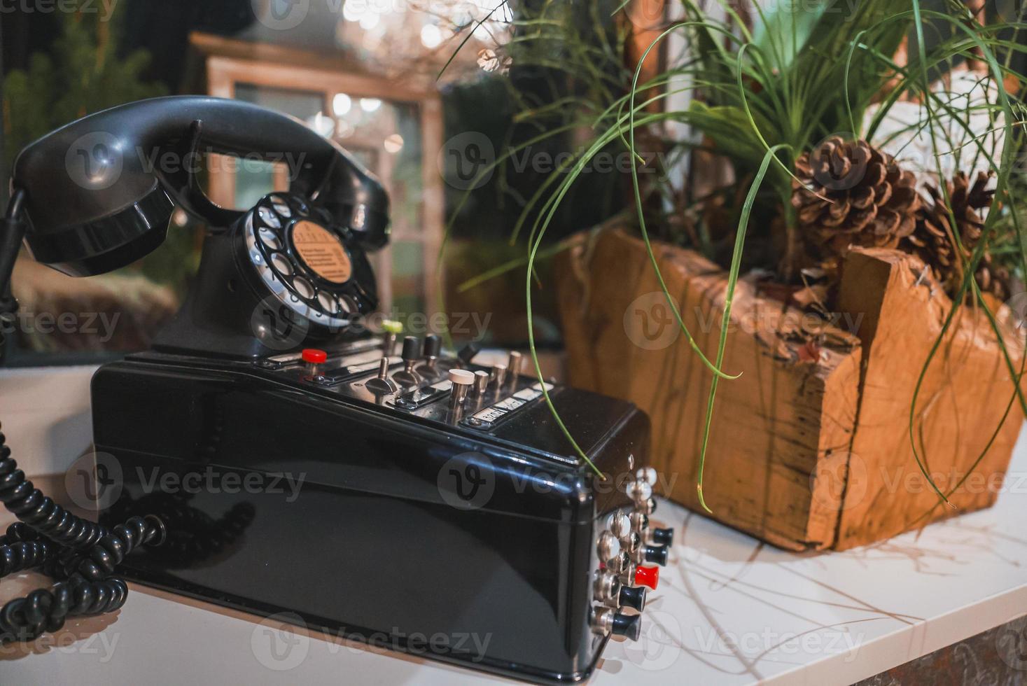 Nahansicht von Jahrgang Telefon im Luxus Hotel foto