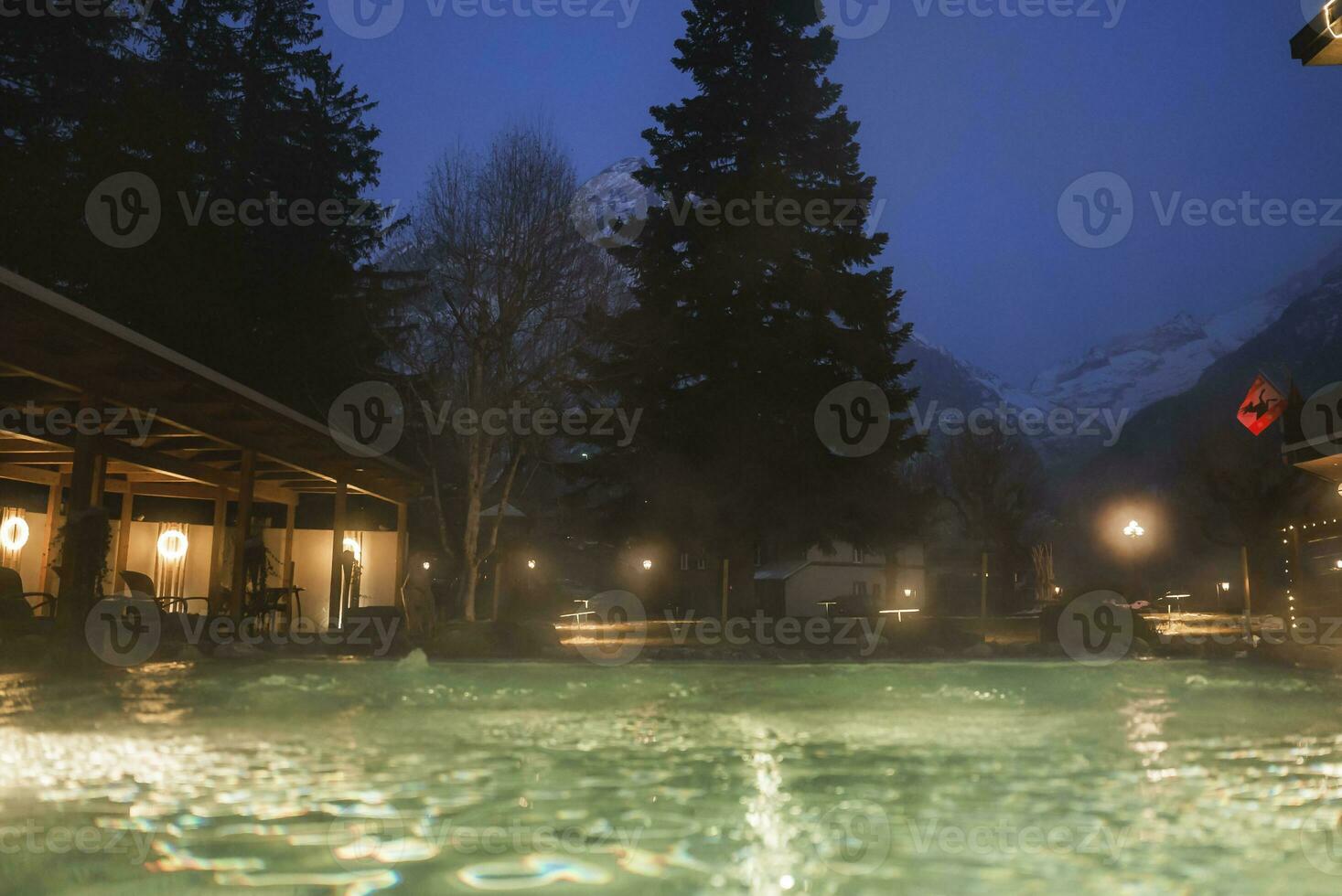 wellig Wasser im beleuchtet Schwimmen Schwimmbad von Hotel beim Nacht foto