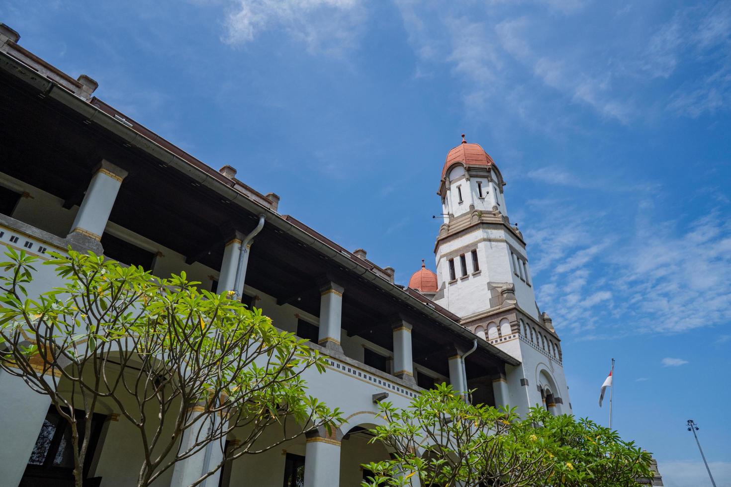 das alt Bahnhof von Semarang zentral Java Semarang, Lawang Sewu. das Foto ist geeignet zu verwenden zum Reise Ziel, Urlaub Poster und Reise Inhalt Medien.