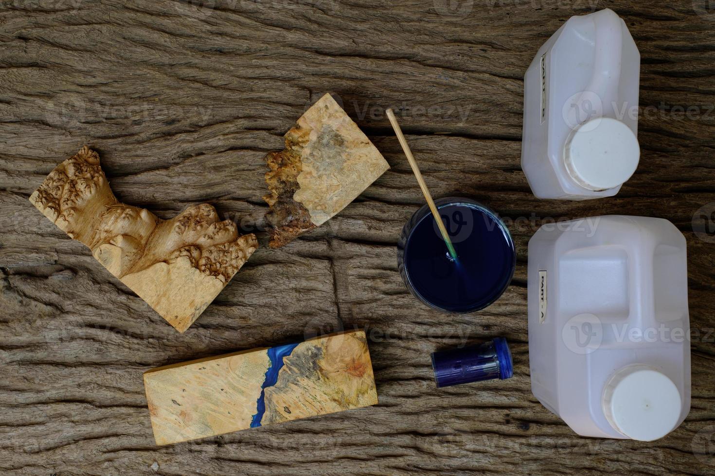 blaues Epoxidharz zum Gießen von Holz foto