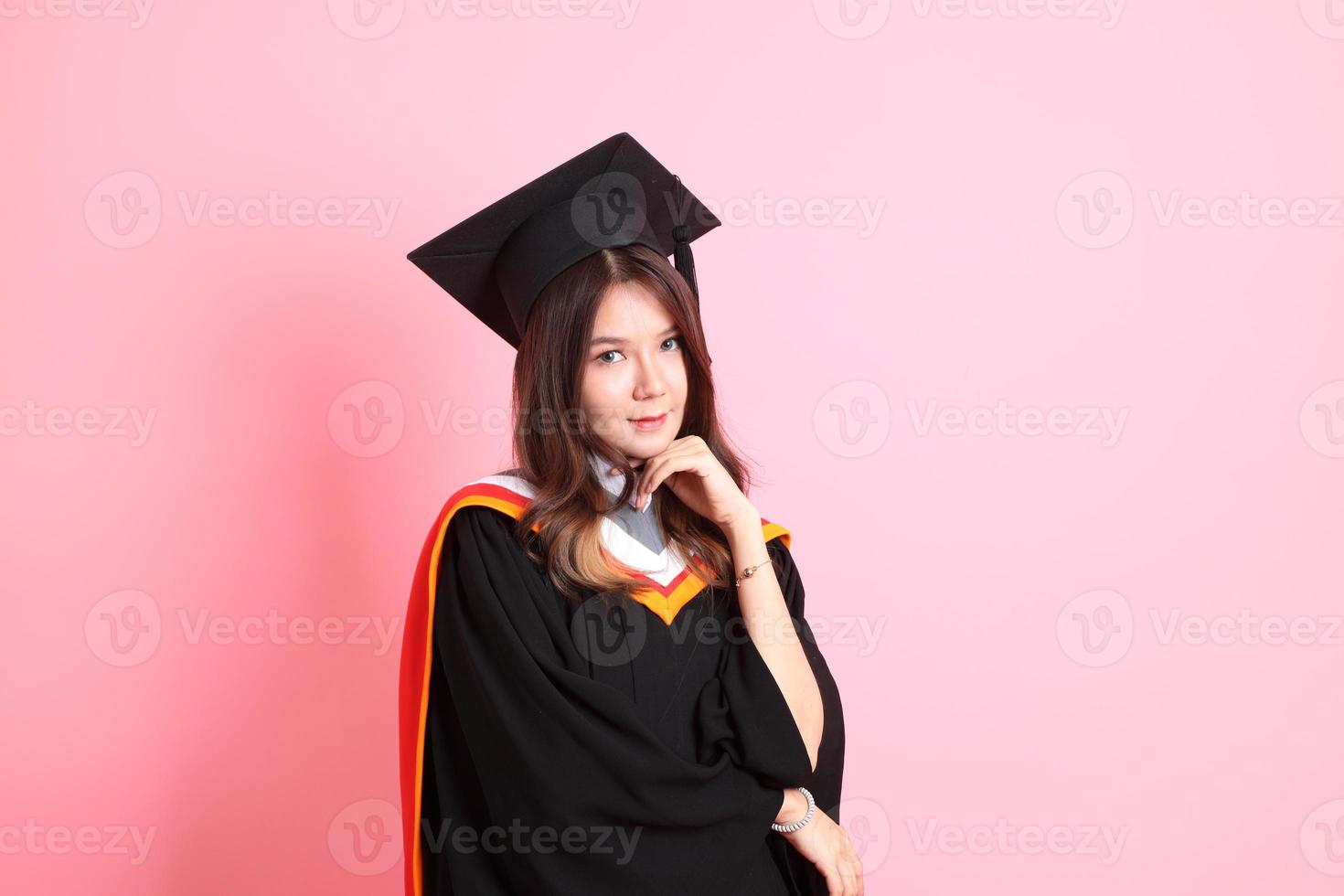 Mädchen mit Abschluss Kleid foto