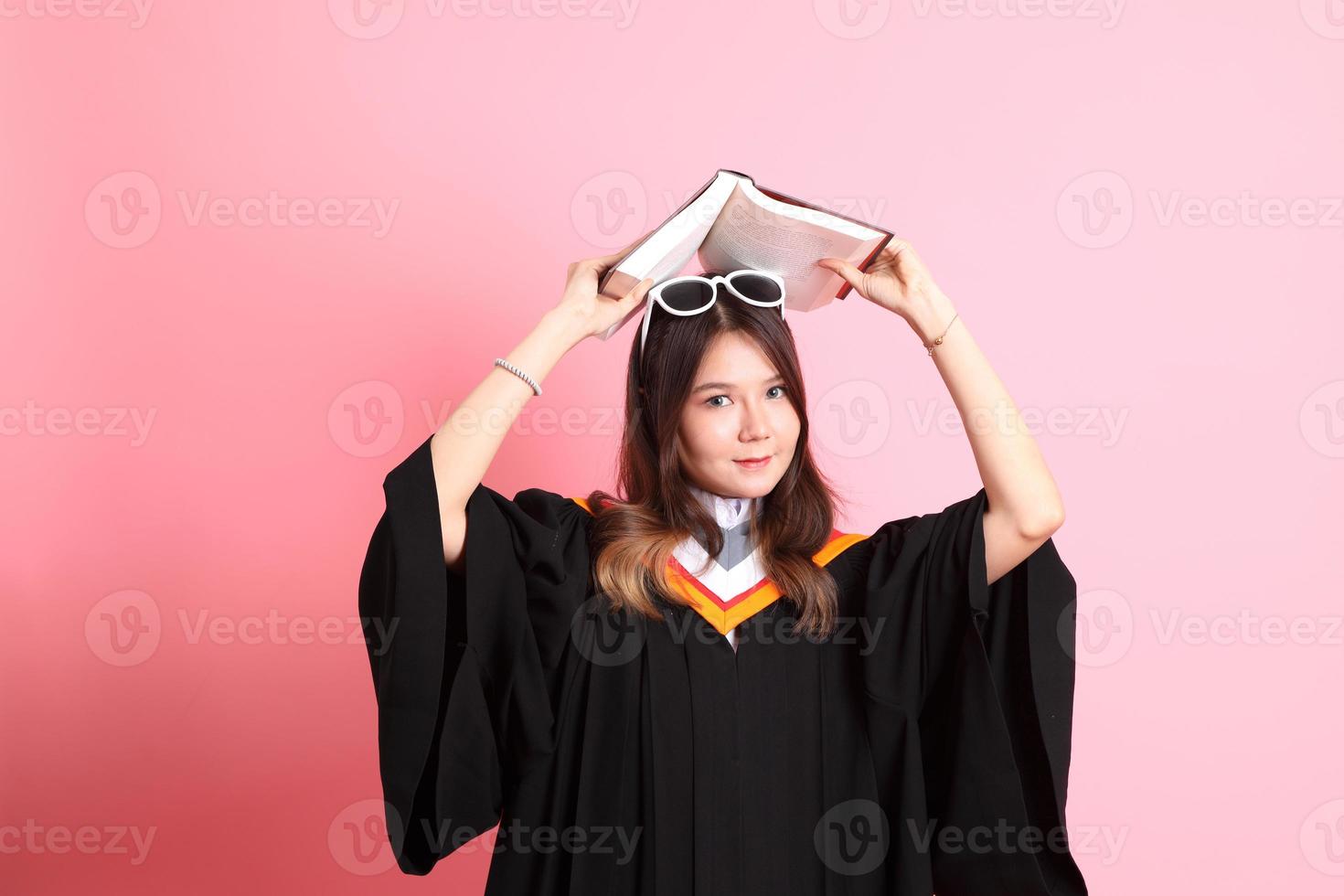 Mädchen mit Abschluss Kleid foto