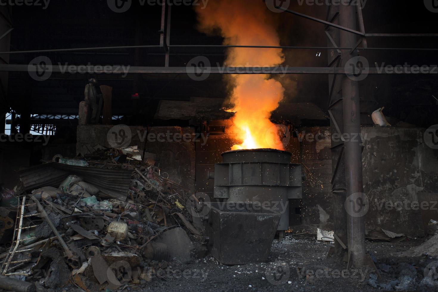 sprengen Ofen im das Schmelze Stahl funktioniert im Demra, dhaka, Bangladesch. foto