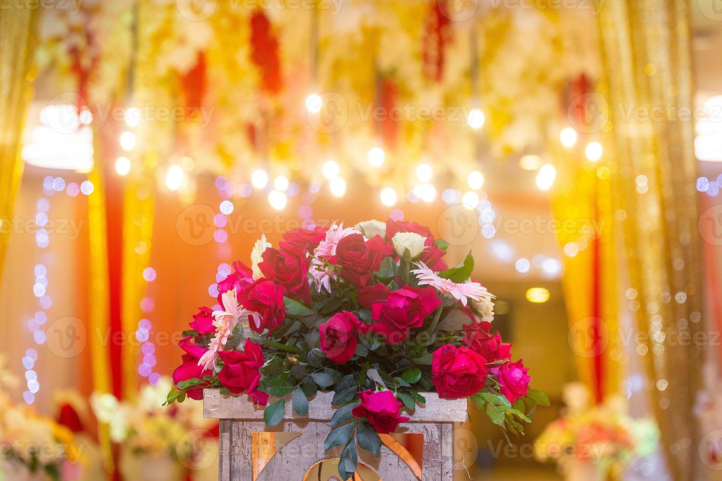 bunt Beleuchtung mit Blume brusts beim Hochzeit Dekoration im Bangladesch. foto