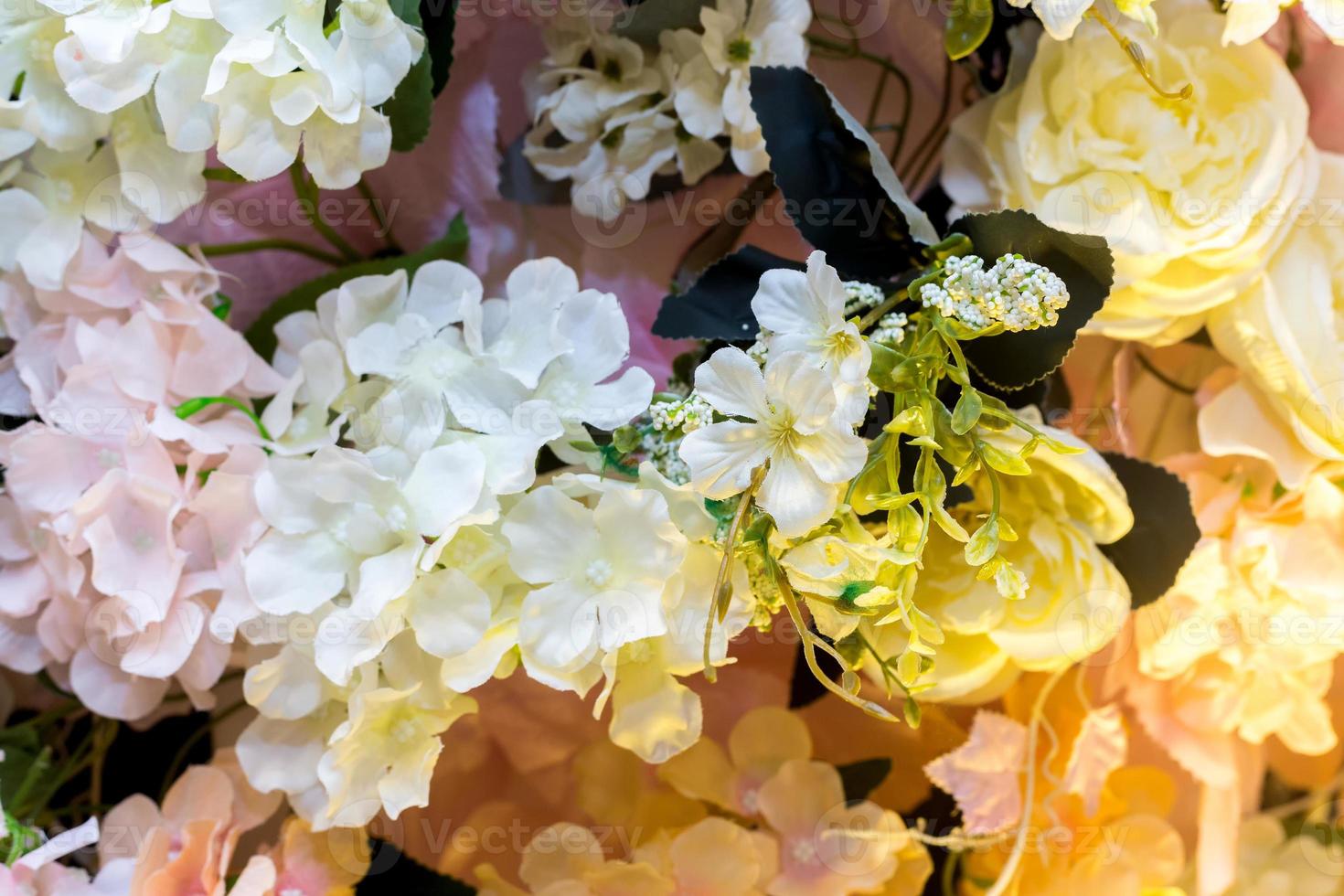 bunt künstlich Papier Blumen Vase basierend Hochzeit Bühne Dekoration. Plastik künstlich Blume. Hochzeit Dekoration. foto