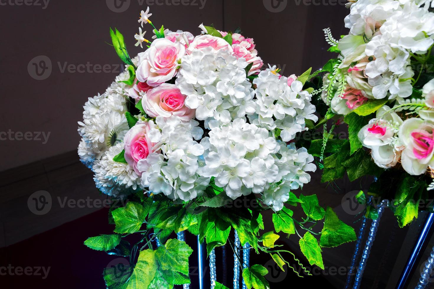 Weiß und Grün Farbe basierend künstlich Plastik Blumen ein Strauß. Hochzeit Dekoration. foto