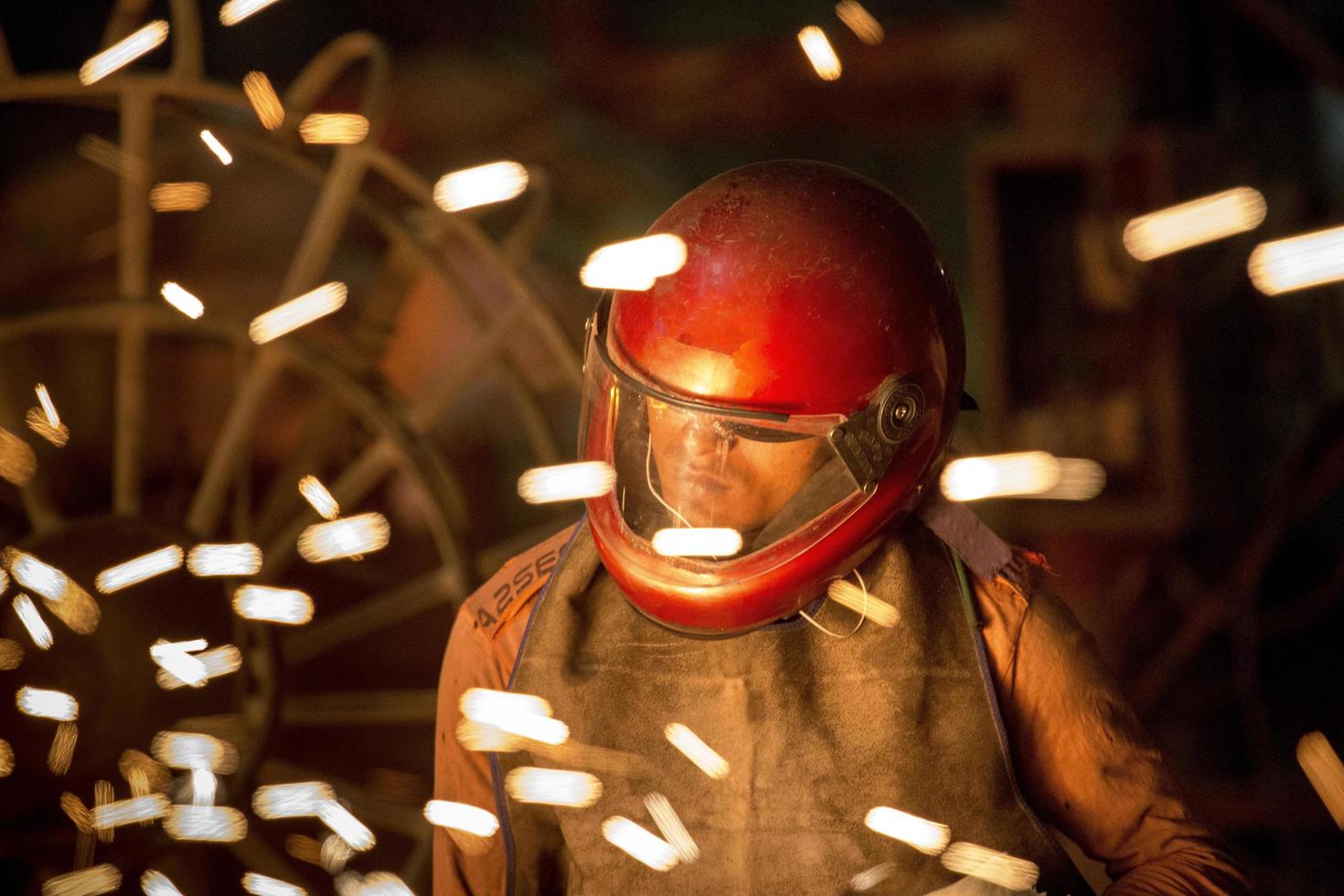 Bangladesch kann 19, 2015 Arbeitskräfte Schmelze Metall Schrott im das Ofen von ein Stahl Mühle zu prod foto