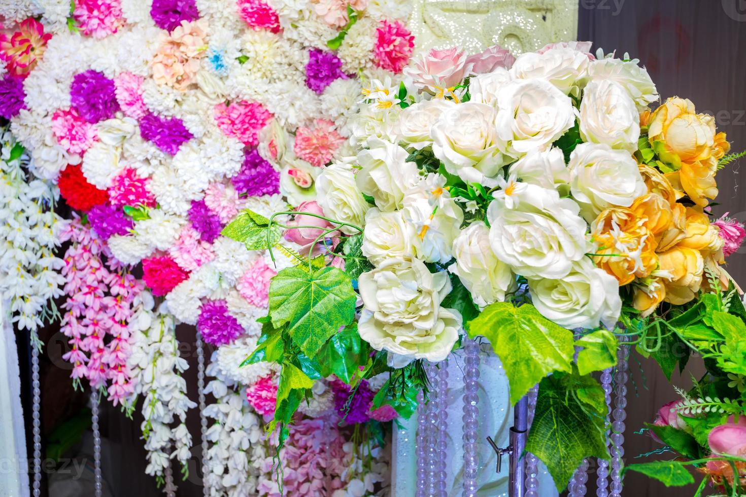 Weiß Gelb künstlich Plastik Blumen Hochzeit Dekoration. foto