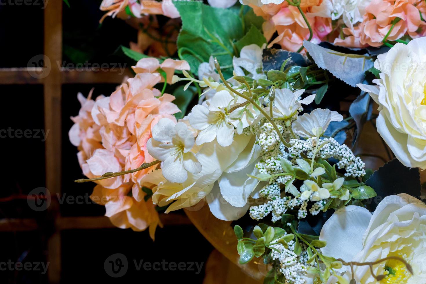 bunt rot und golden Blume und Beleuchtung Hochzeit Bühne Dekoration. Plastik künstlich Blume. Hochzeit Dekoration. foto