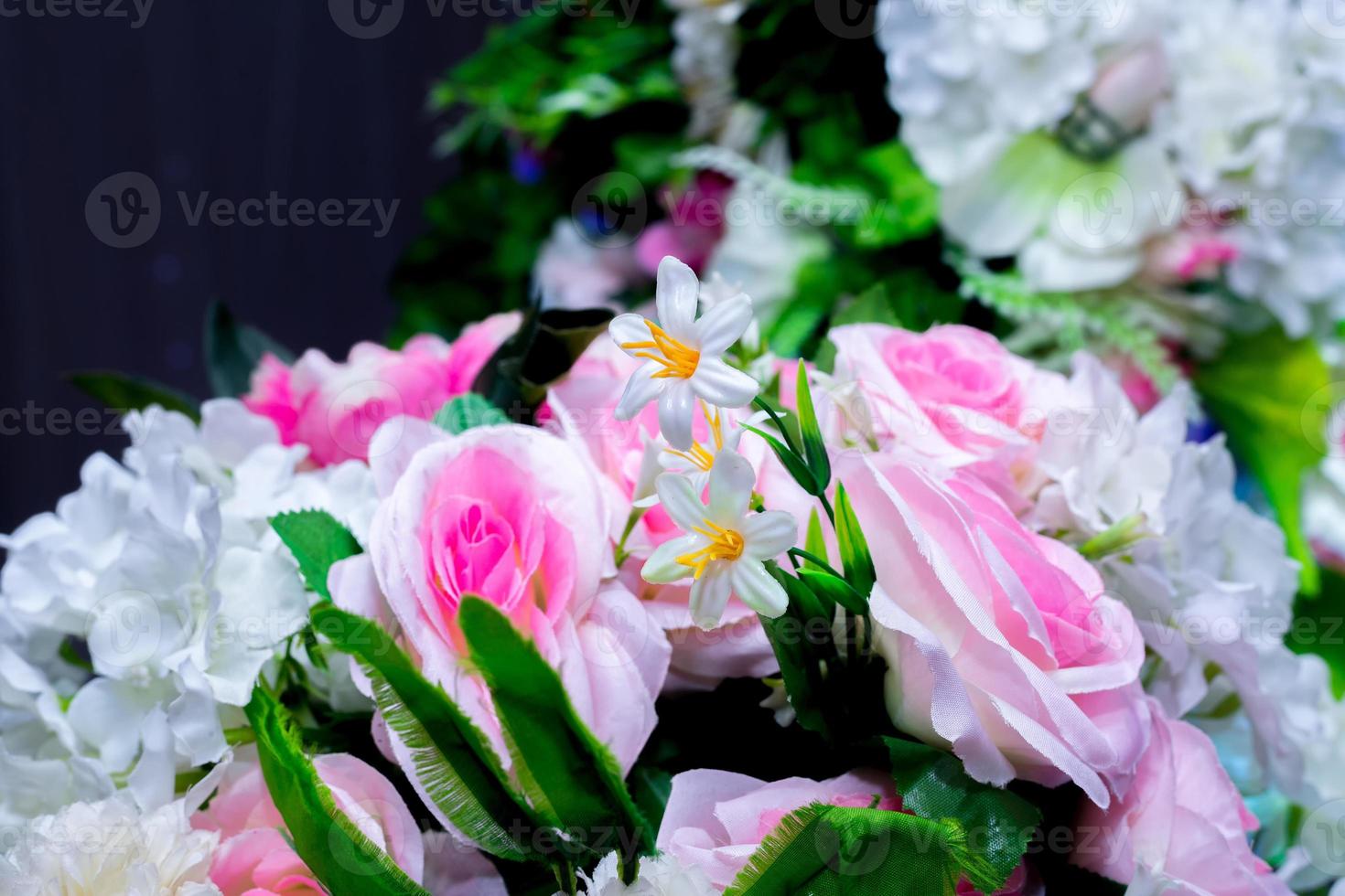 Gelb und Weiß künstlich Papier Blume Hintergrund. Plastik künstlich Blume. Hochzeit Dekoration. foto