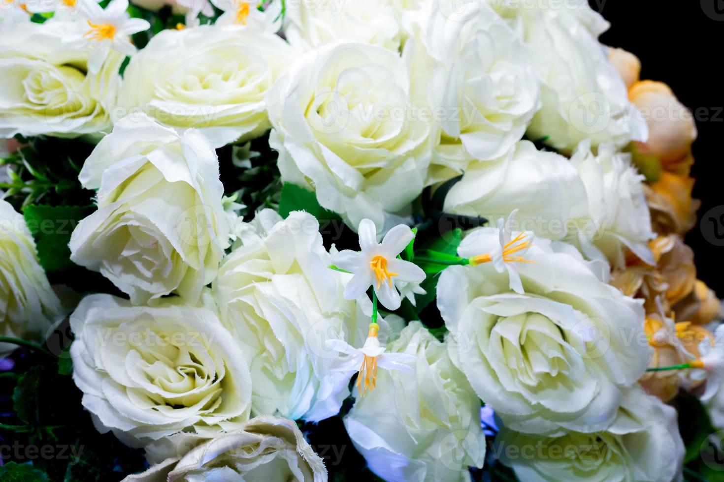 Gelb und Weiß künstlich Papier Blume Hintergrund. Plastik künstlich Blume. Hochzeit Dekoration. foto