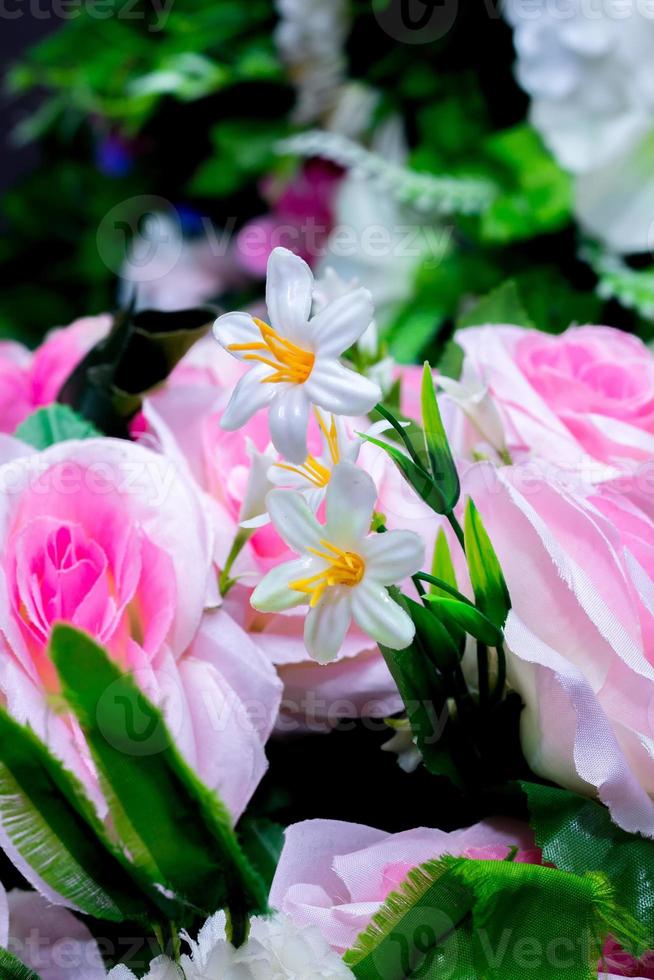 Gelb und Weiß künstlich Papier Blume Hintergrund. Plastik künstlich Blume. Hochzeit Dekoration. foto